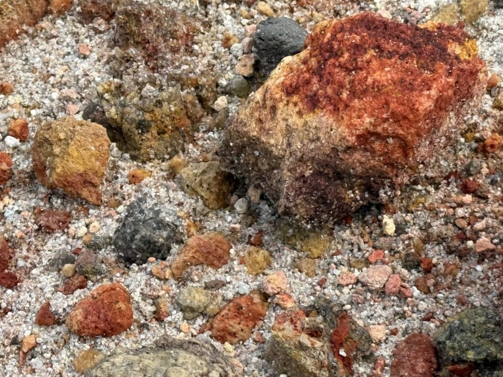 ガラス質のコーガ石