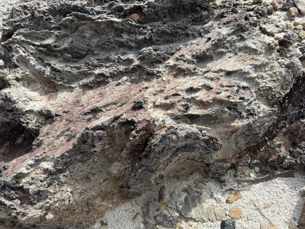 ガラス質のコーガ石