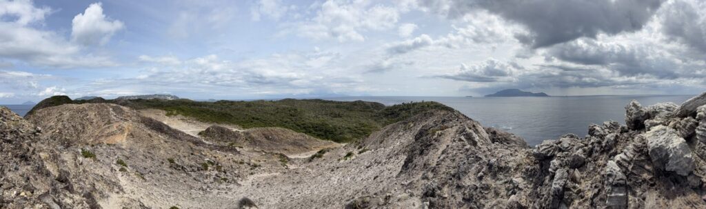 すり鉢状の砂漠地形