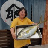 高級魚大漁の釣り女子とまんまるシマアジ