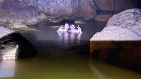 温泉愛好家の新婚さん！星月夜の地鉈温泉で夜潮体験