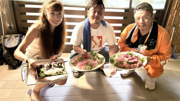 桟橋で獲った良型カンパチ刺し盛りの宴