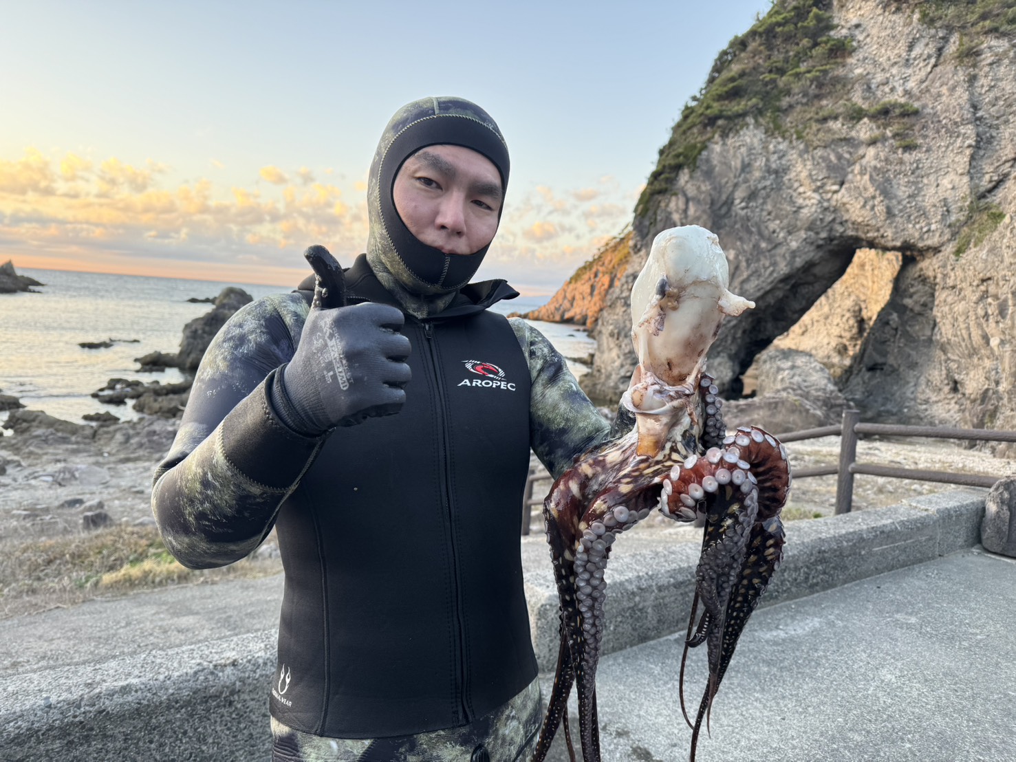 常連モリ突き師が、式根の海で大ダコと石鯛・イシガキダイを突きまくる