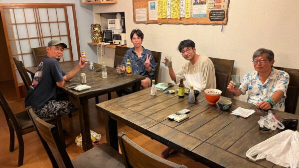 ドミトリー泊のひとり旅男子4人が意気投合して乾杯！