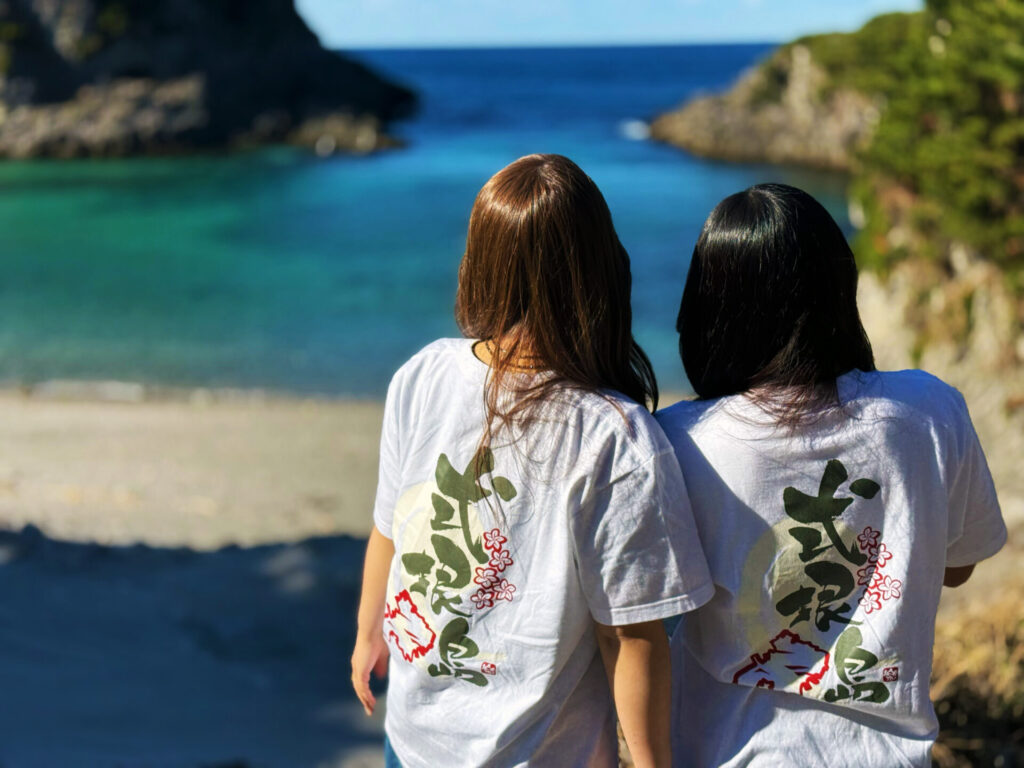 泊海水浴場を見てポーズ