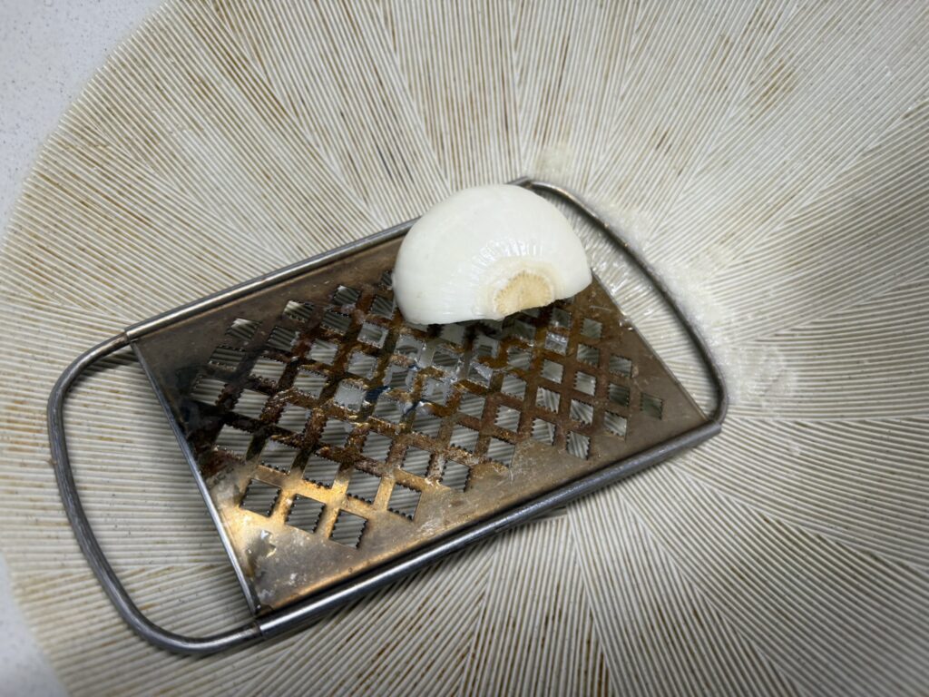 中くらいの玉ねぎを1つ、すり下ろします