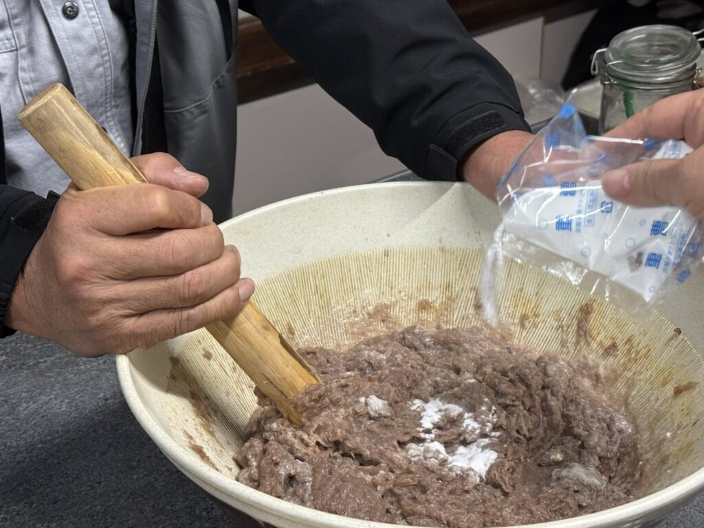 重曹を入れます