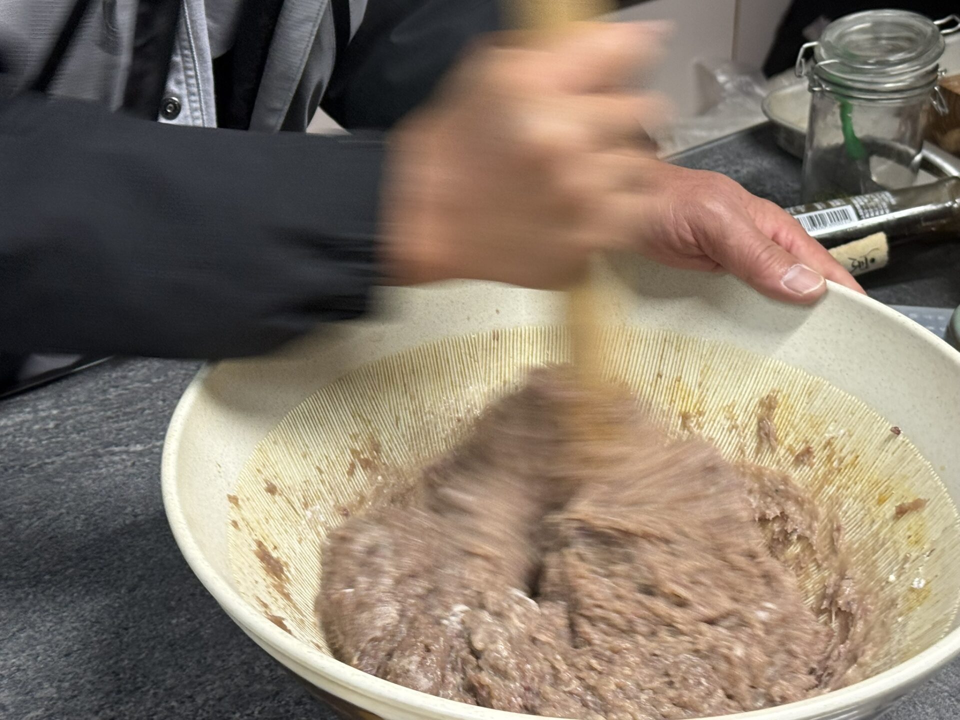 材料を全部入れたら、混ぜていきます