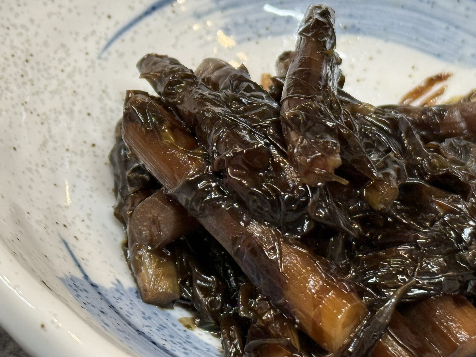 ツワブキの新芽「ふきんとう」と海苔を一緒に煮た式根島の郷土料理