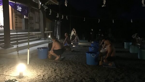 節分の夜に行われる式根島唯一の寺院・東要寺の「2月3日厄除星祭り」
