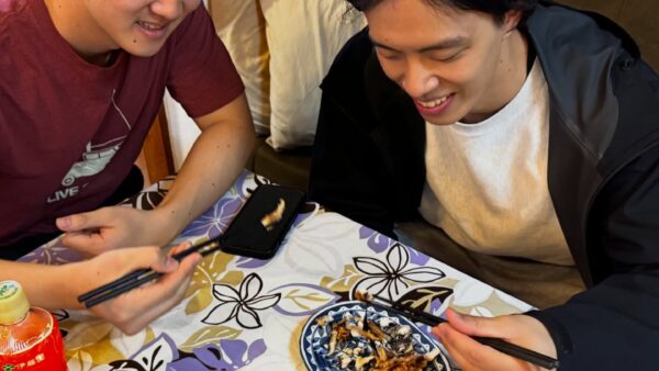 漁協前に群れるムロを釣ってさばいて食べる！