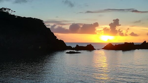 季節で変わる！式根島の夕日スポット情報