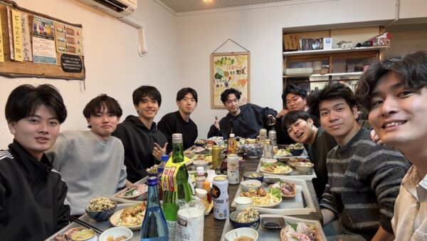 大学時代のサークル仲間・男子9人が式根島で野湯やアオムロ釣りを満喫！