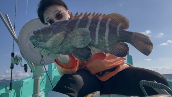 ［釣果］ヒデ君試練の春の釣り！朝夕の磯通いの合間にオフショアジギング